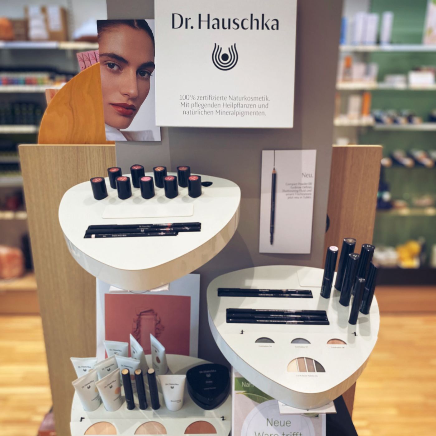 Dr.-Hauschka-Aufsteller mit Lippenstiften und dekorativer Naturkosmetik