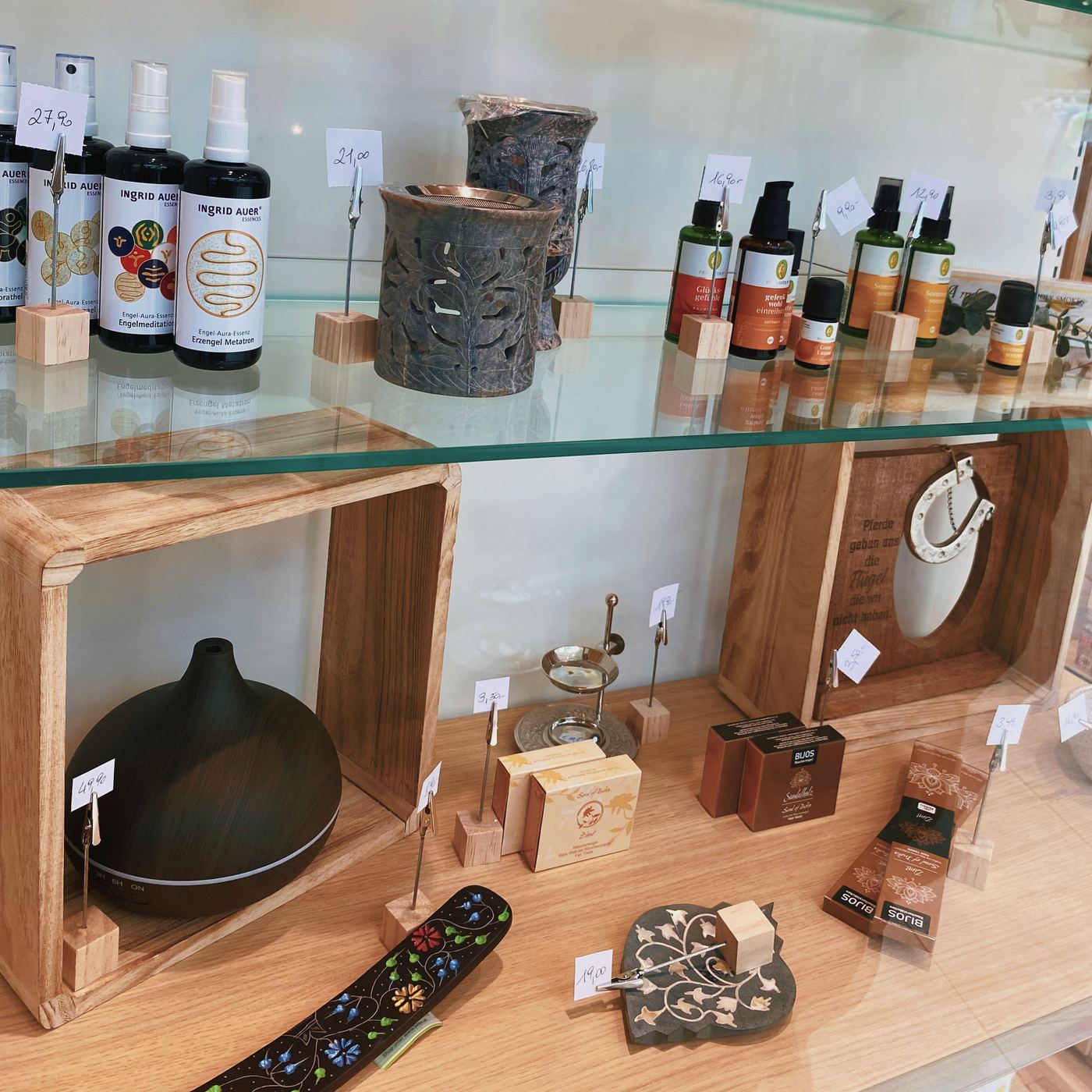 Aroma-Diffusor, Duftlampen und Raumsprays auf einem Holzregal