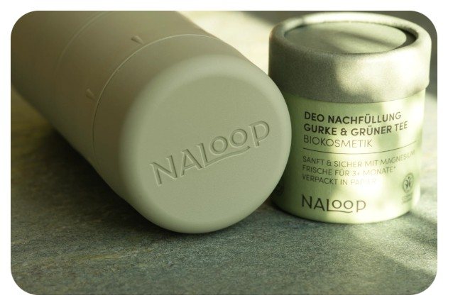 Naloop Deo-Nachfüllung Gurke & Grüner Tee neben dem nachfüllbaren Deo-Behälter
