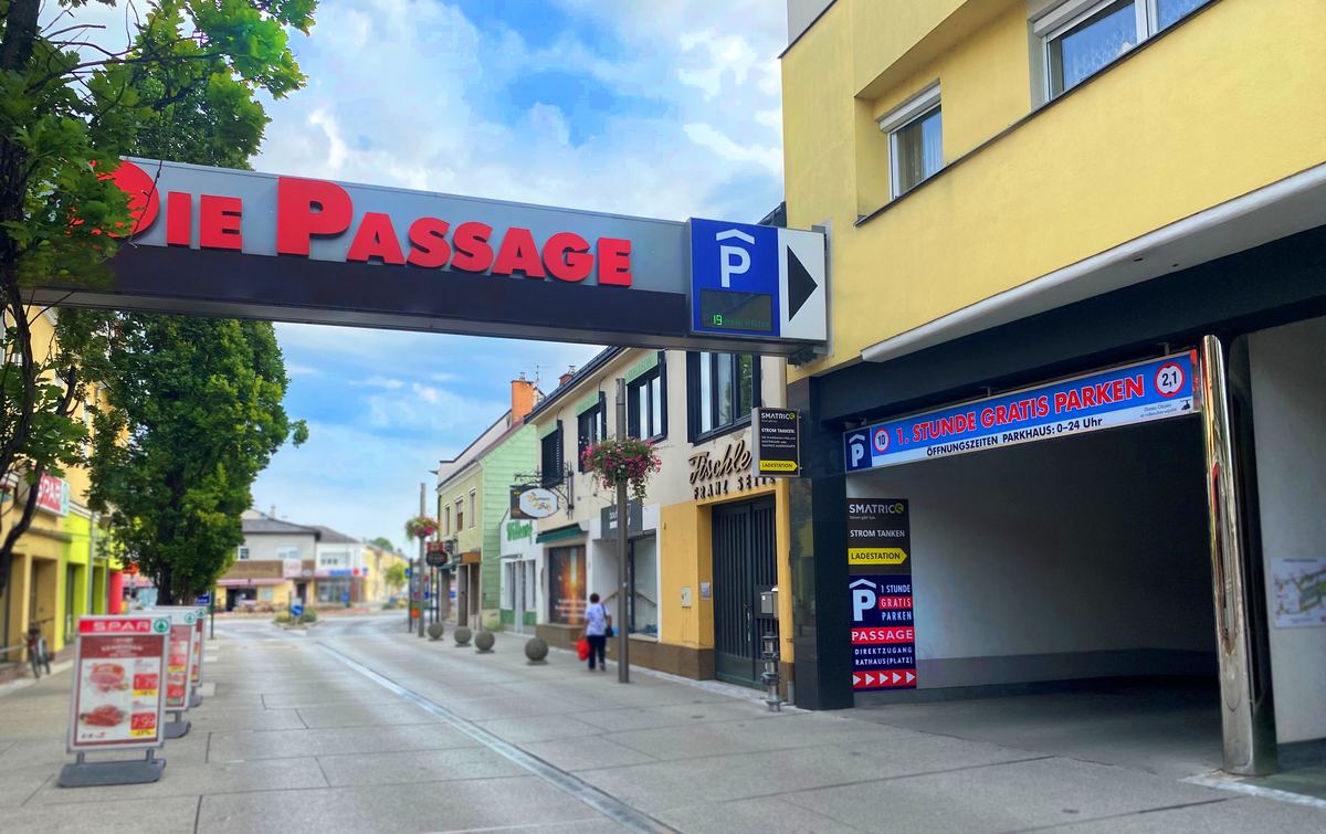 Einfahrt zur Tiefgarage DIE PASSAGE an der Hauptstraße in Leobersdorf mit Parkplatz-Schild