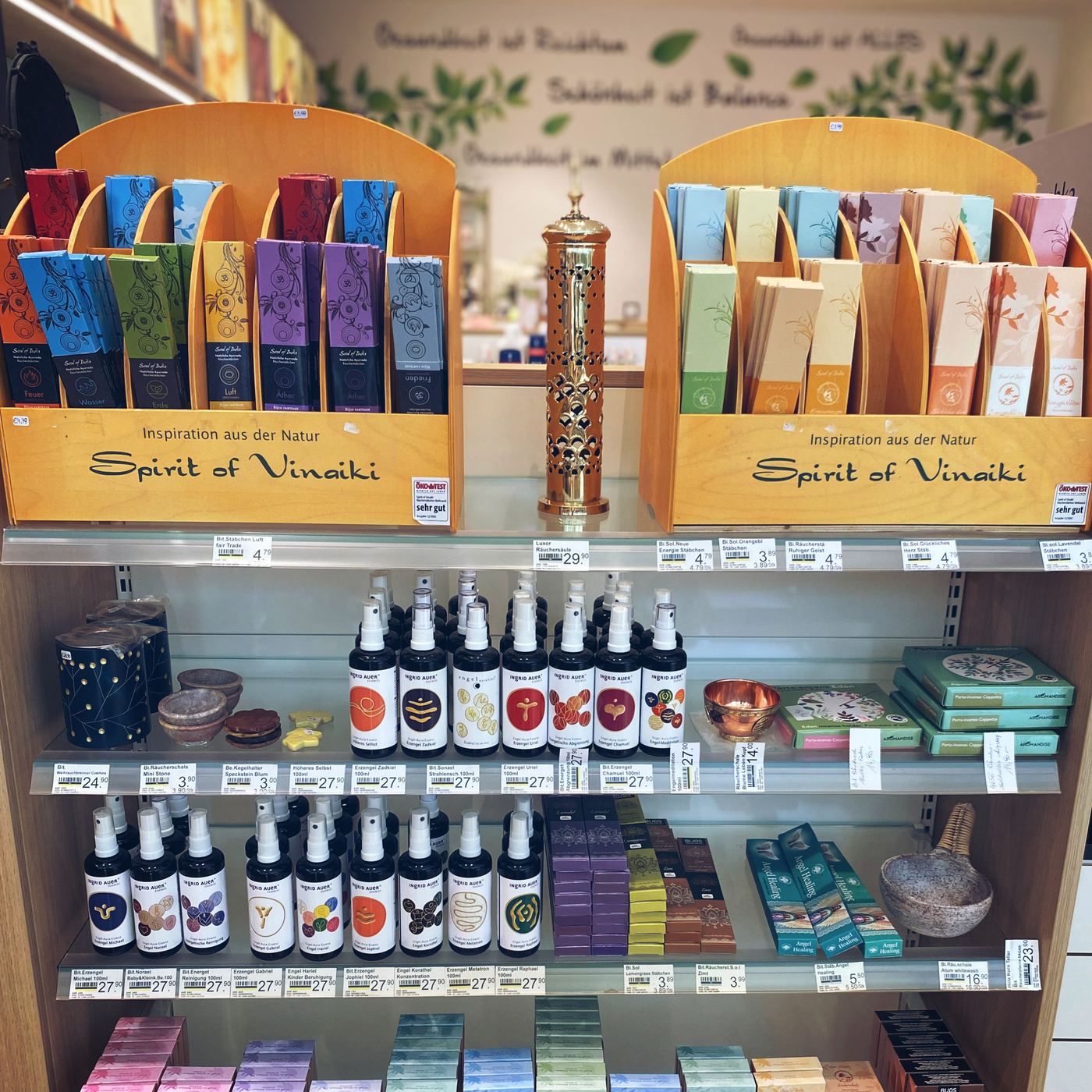 Aufsteller mit Räucherstäbchen, Räuchergefäß, Raumsprays und Räucherzubehör