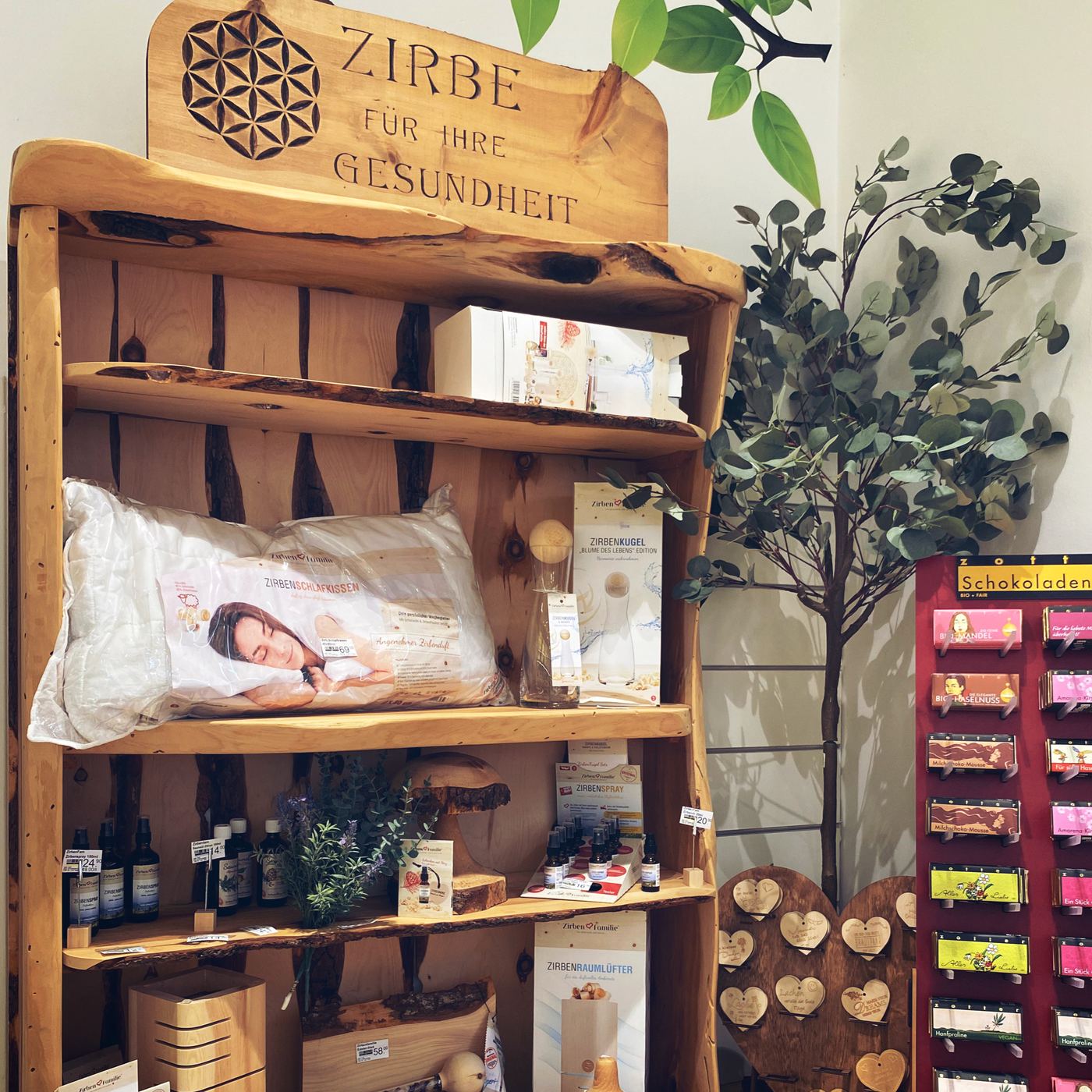 Holzregal „Zirbe für Ihre Gesundheit“ mit Zirbenkissen und Zirbenprodukten
